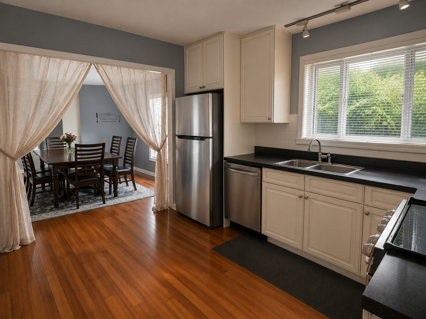 6647 N Lawndale Avenue Property Photo 12