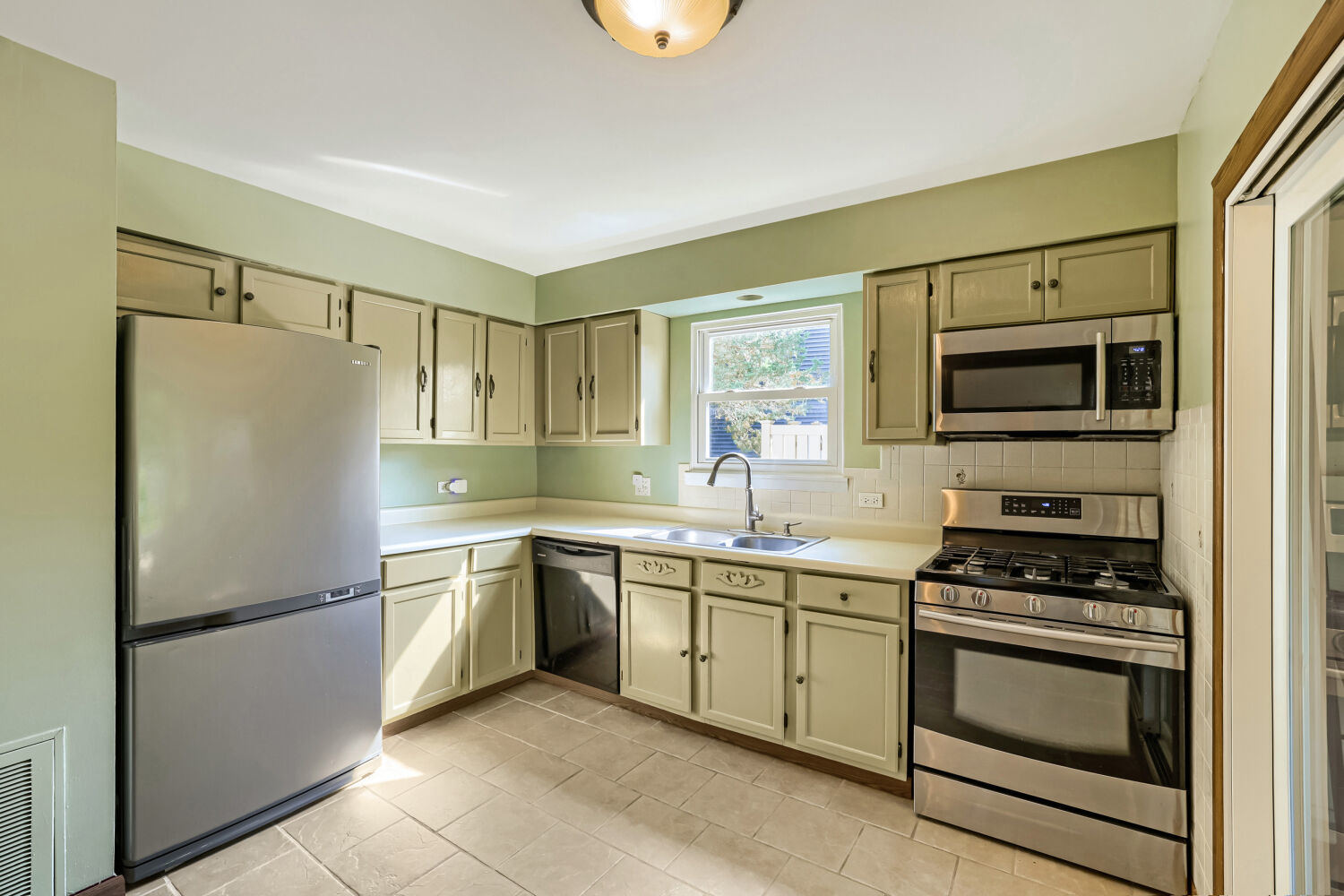 800 Newport Drive Property Photo 4