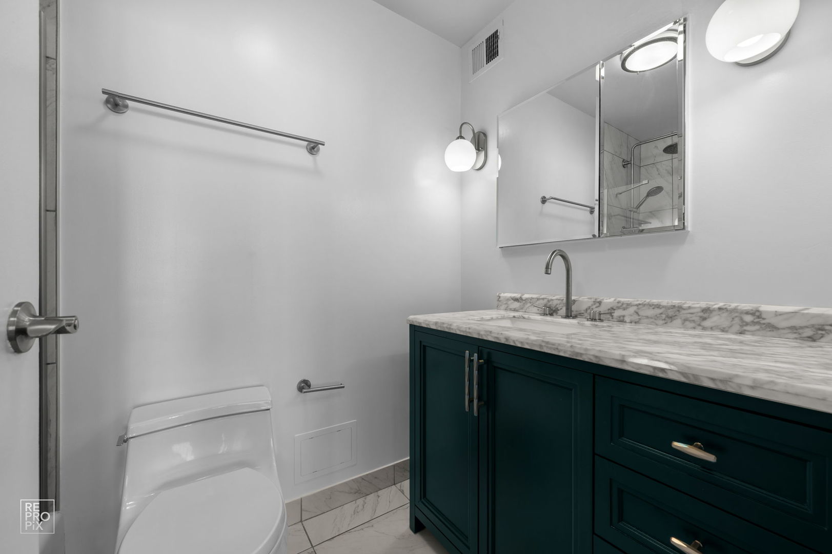 3930 N Pine Grove Avenue 2903 Property Photo 13