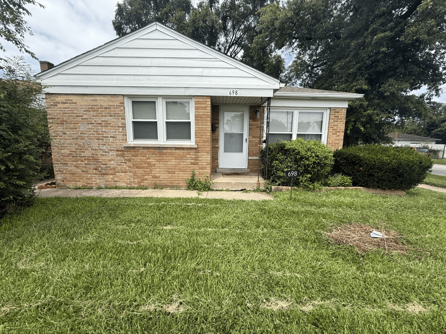 698 E Sibley Boulevard Property Photo 1