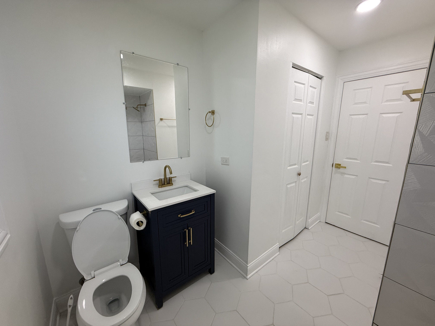 698 E Sibley Boulevard Property Photo 3