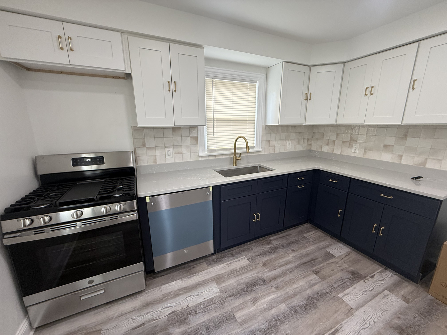 698 E Sibley Boulevard Property Photo 4