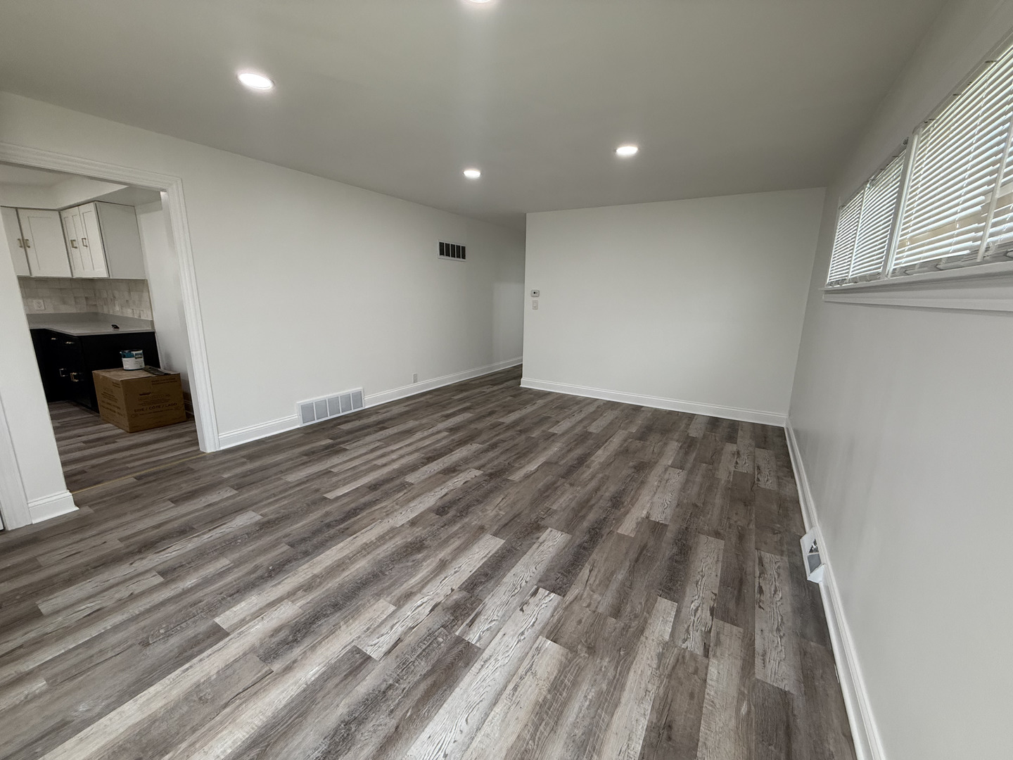 698 E Sibley Boulevard Property Photo 6