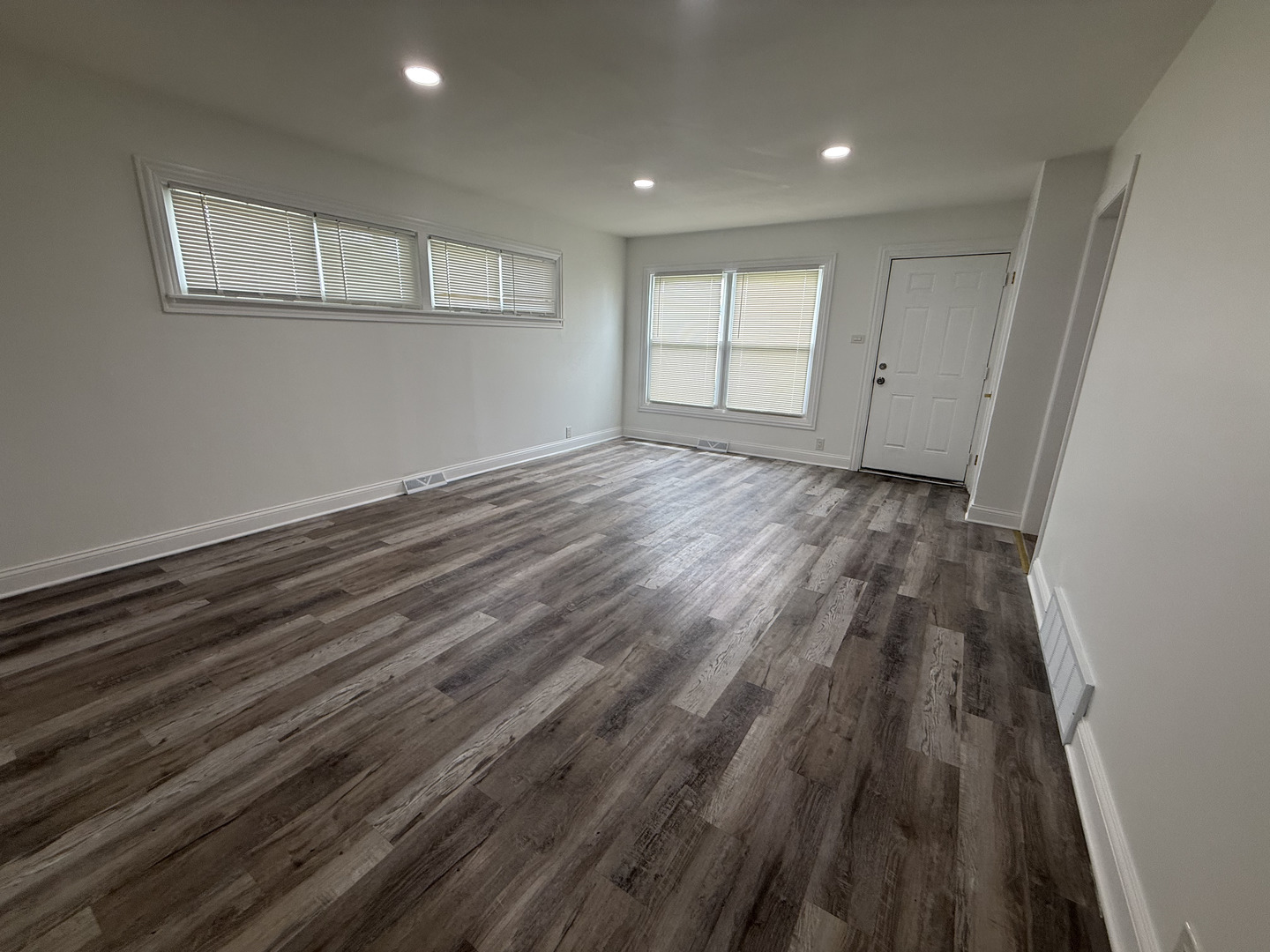 698 E Sibley Boulevard Property Photo 7