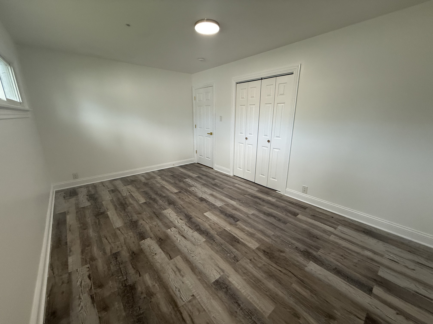 698 E Sibley Boulevard Property Photo 8