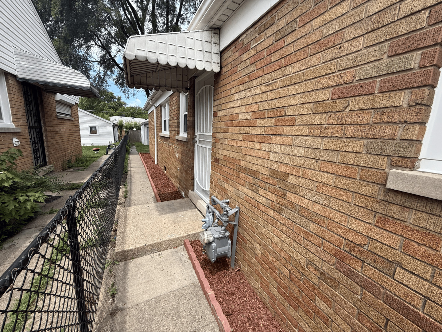 698 E Sibley Boulevard Property Photo 11