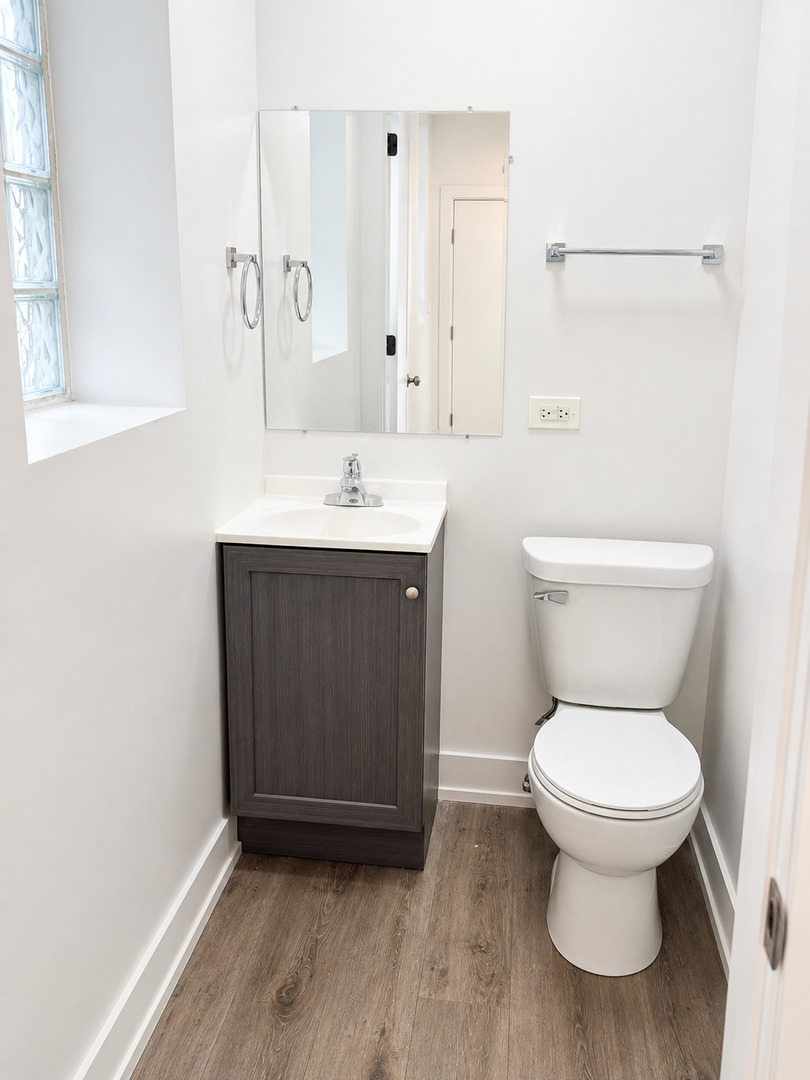 1905 W Foster Avenue Property Photo 9