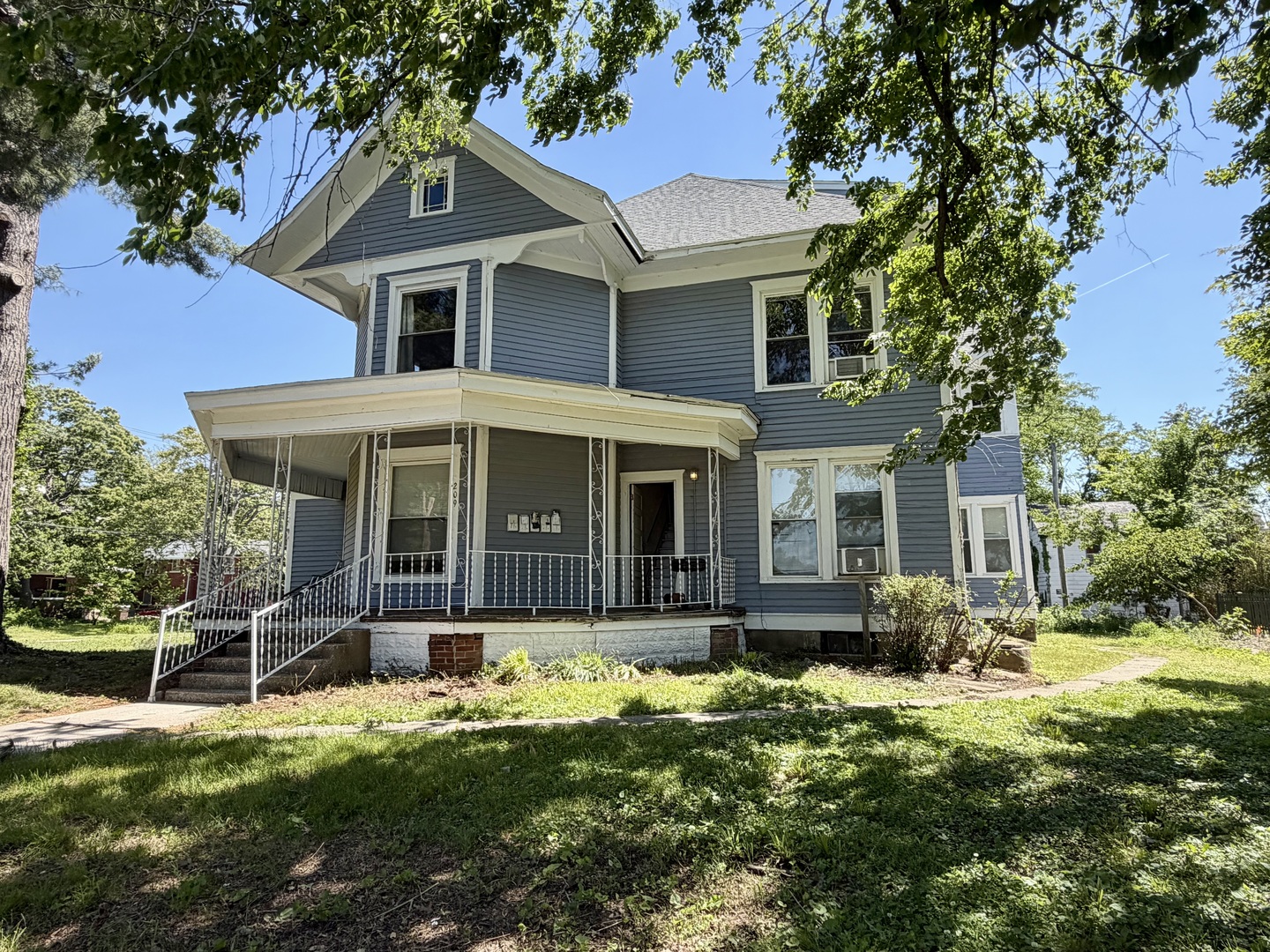 209 N SPRINGER Street Property Photo 1