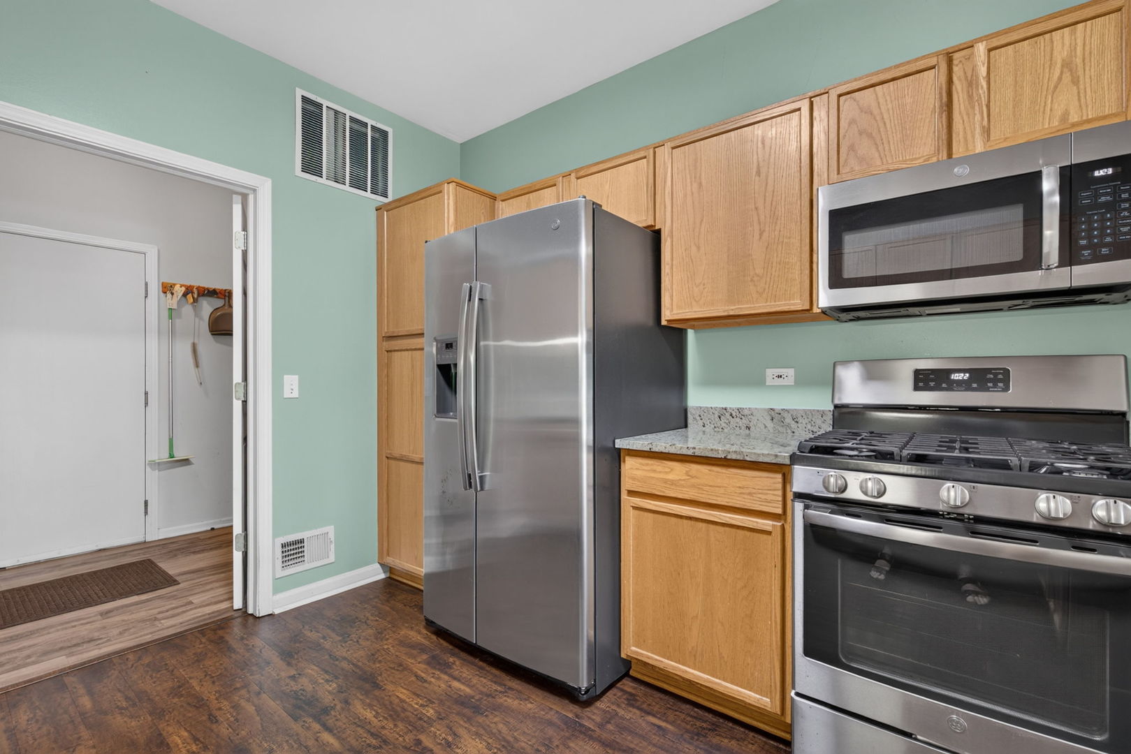 24011 Pear Tree Circle Property Photo 6