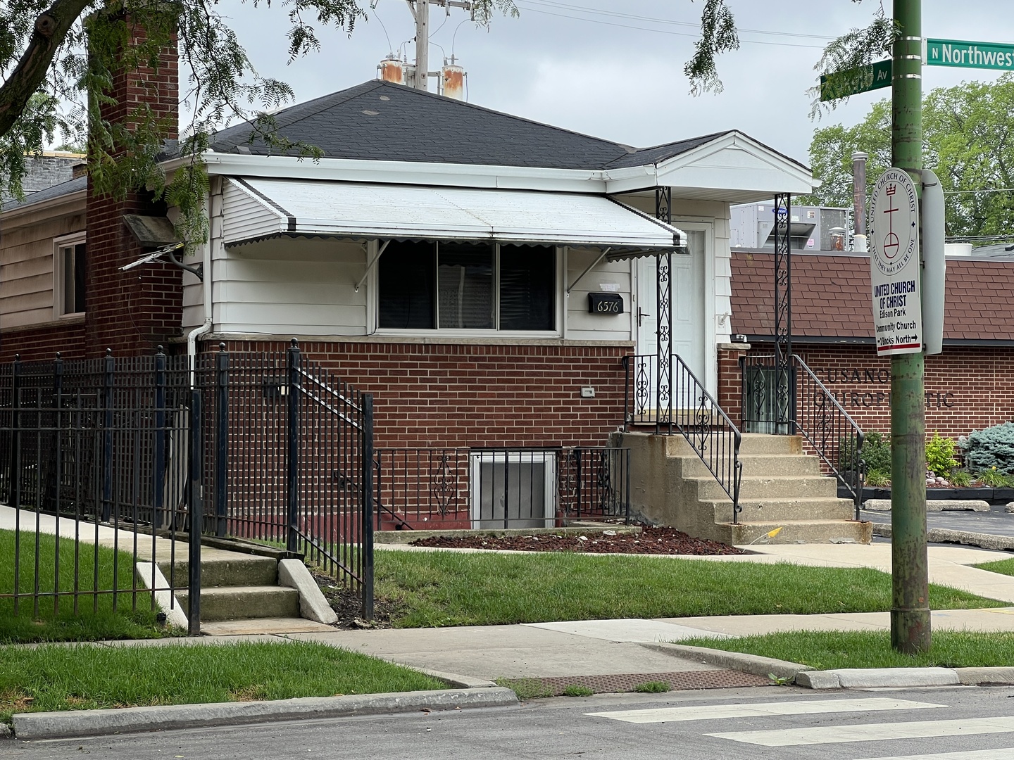 6576 N Northwest Highway Property Photo 1