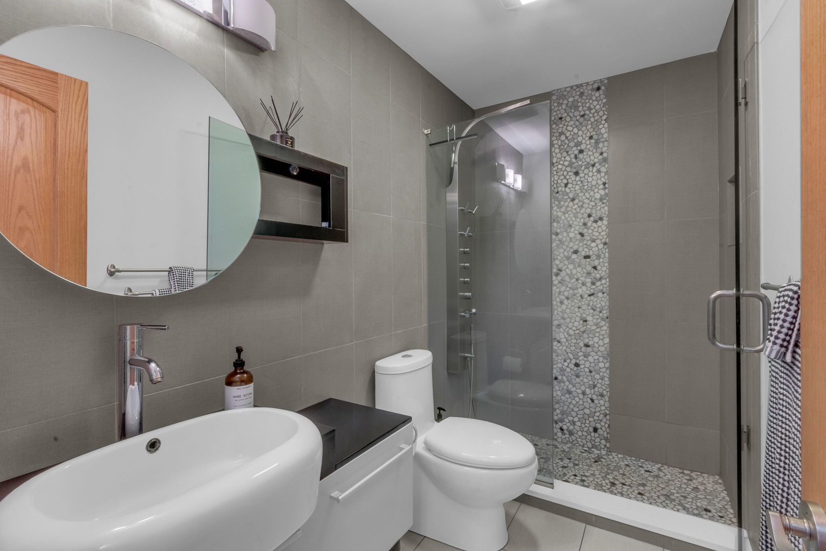17w544 Sutton Place Property Photo 15