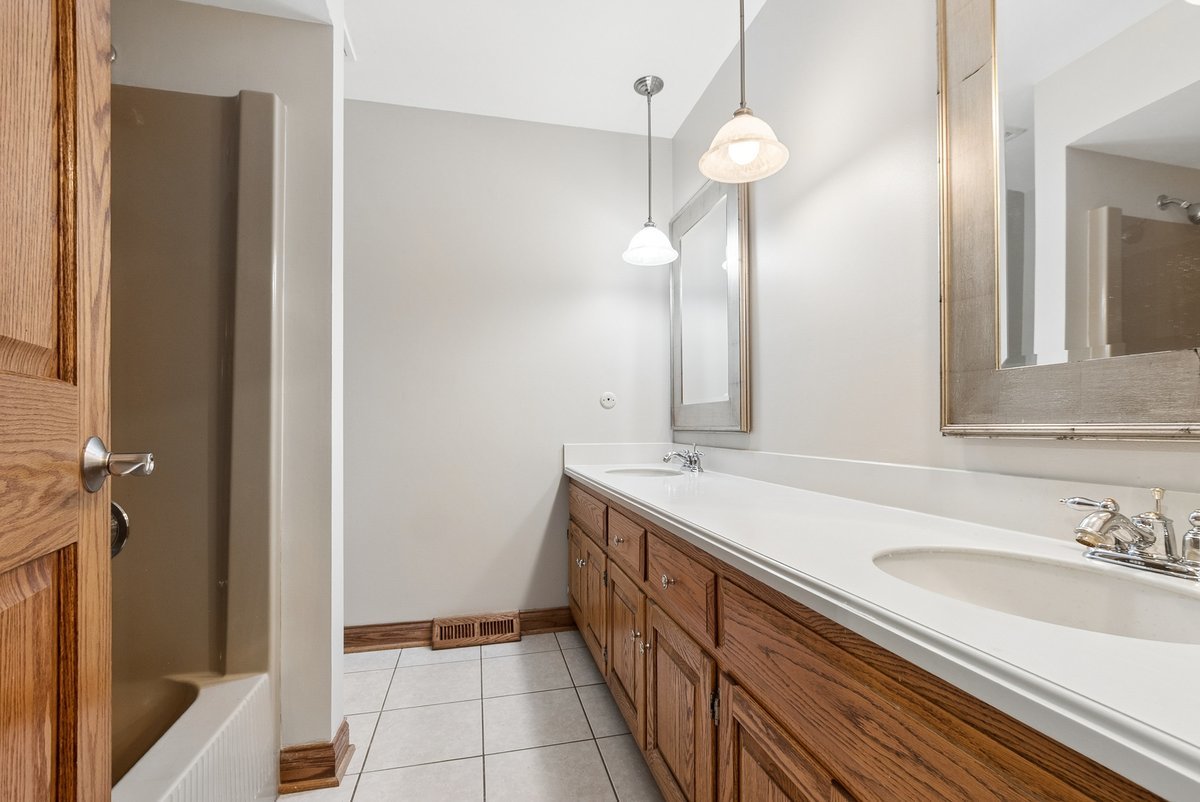 24820 S Harlem Avenue Property Photo 8