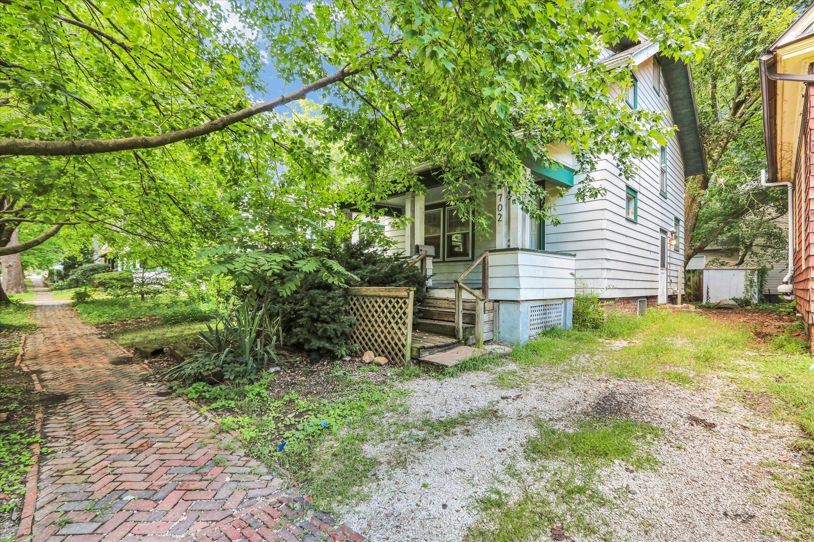 702 W Oregon Street Property Photo 1