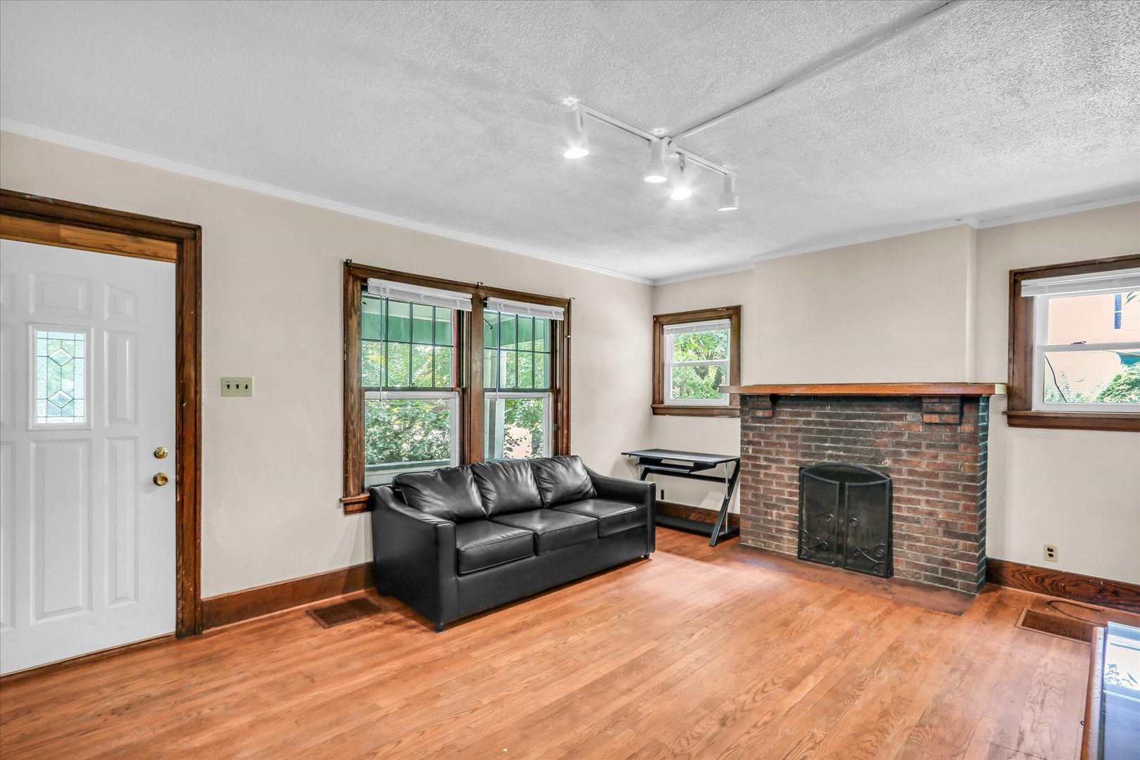 702 W Oregon Street Property Photo 6