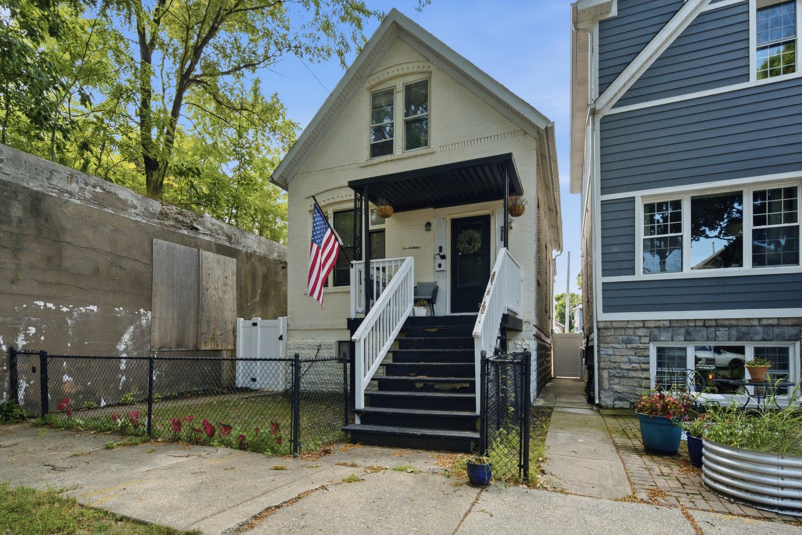437 W 44th Place Property Photo 3