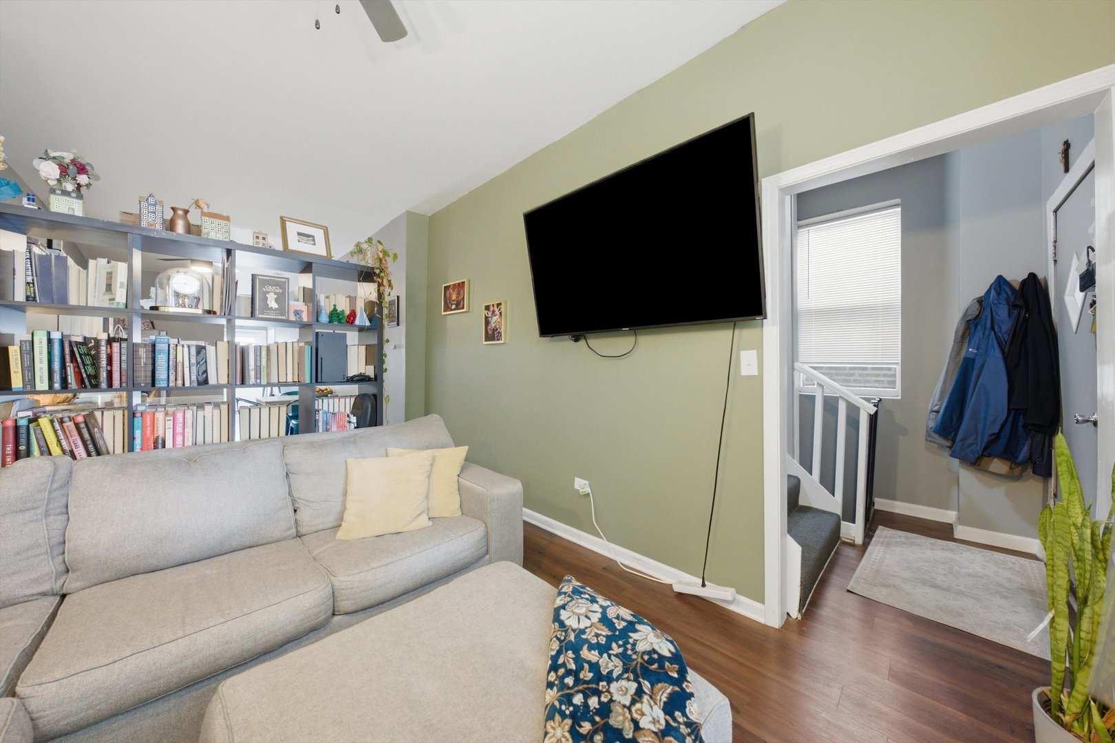 437 W 44th Place Property Photo 6