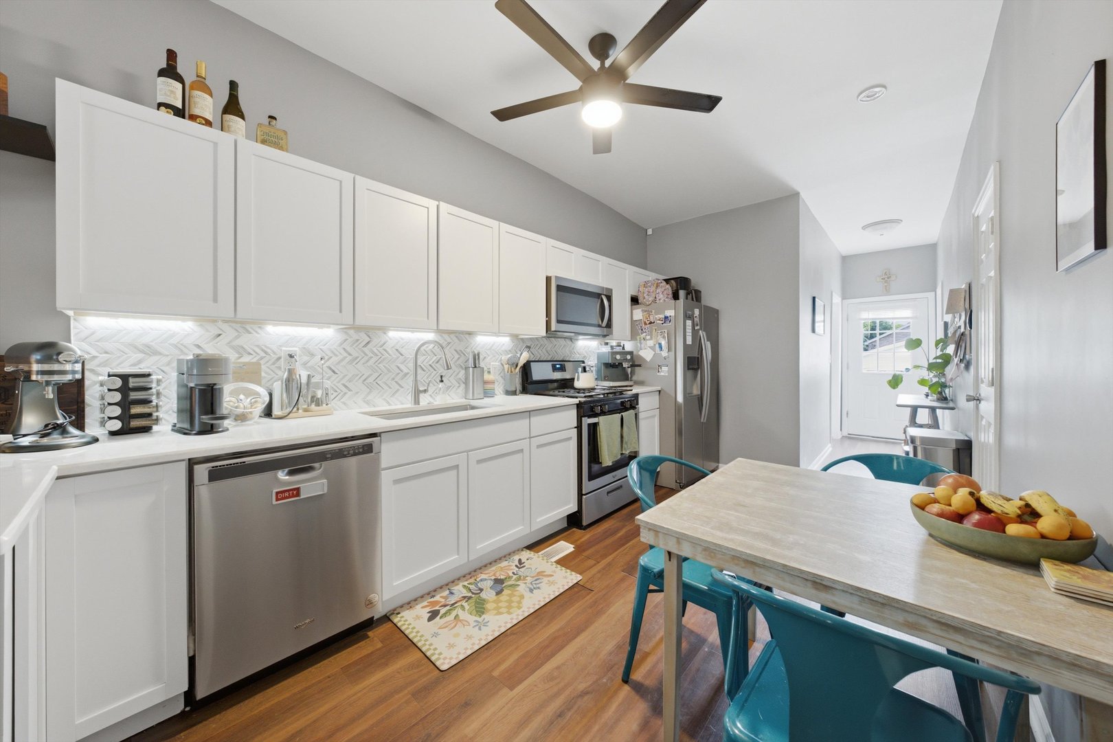 437 W 44th Place Property Photo 10