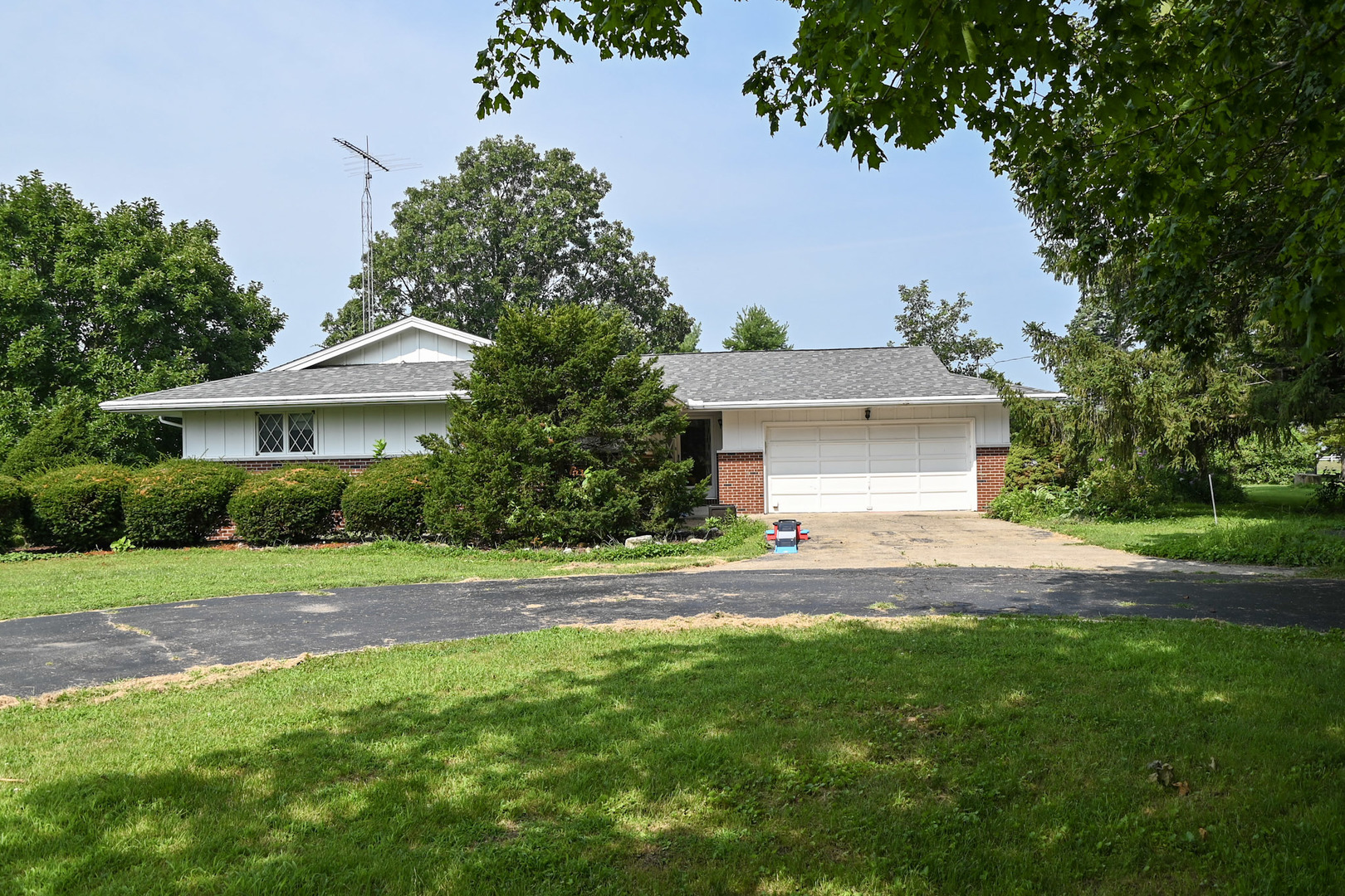 621 S Oakwood Street Property Photo 1