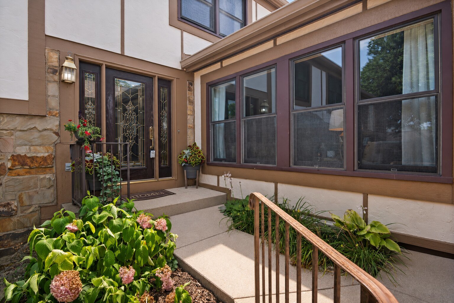 1054 Oakview Drive Property Photo 1