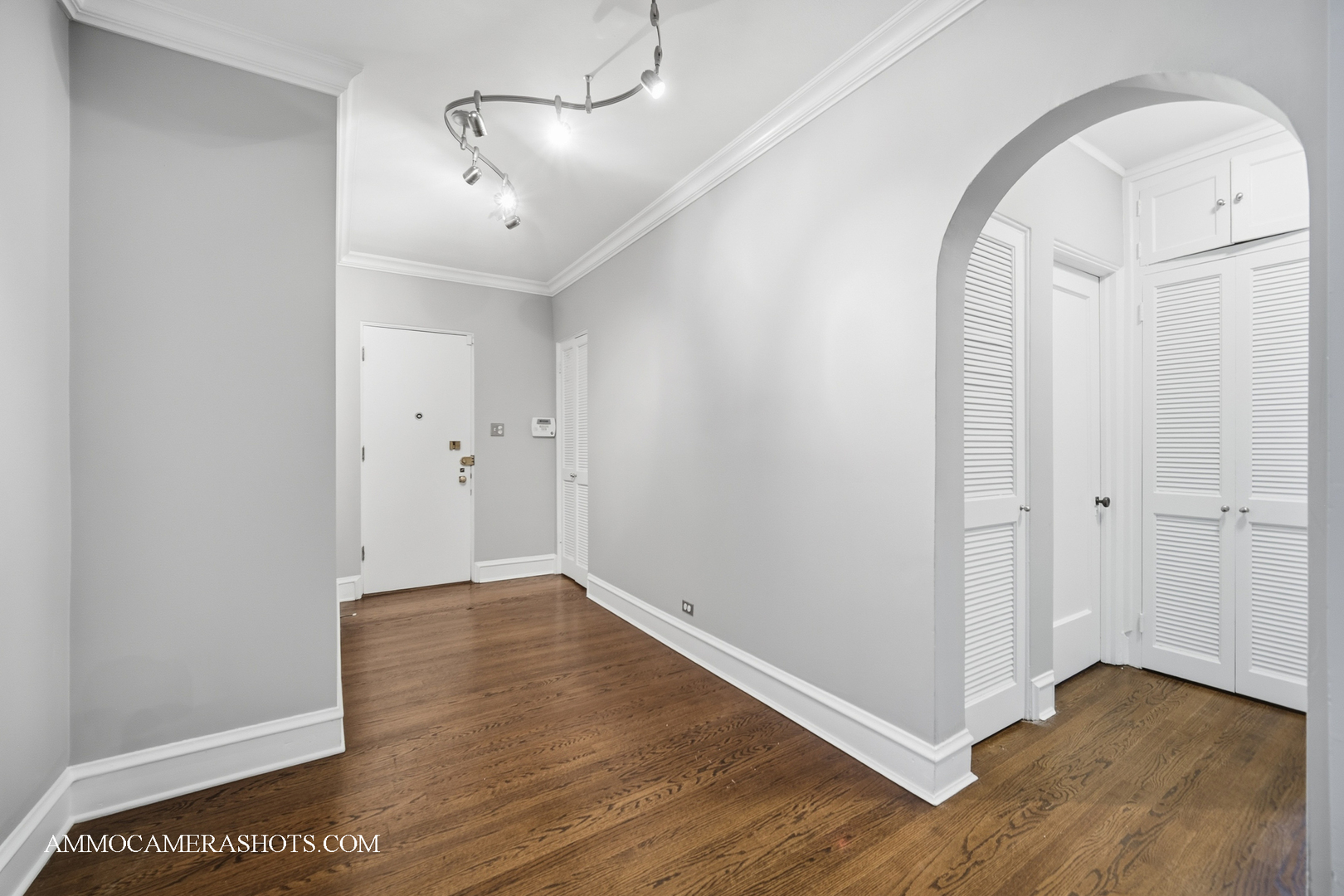 6807 S Paxton Avenue 1 Property Photo 4