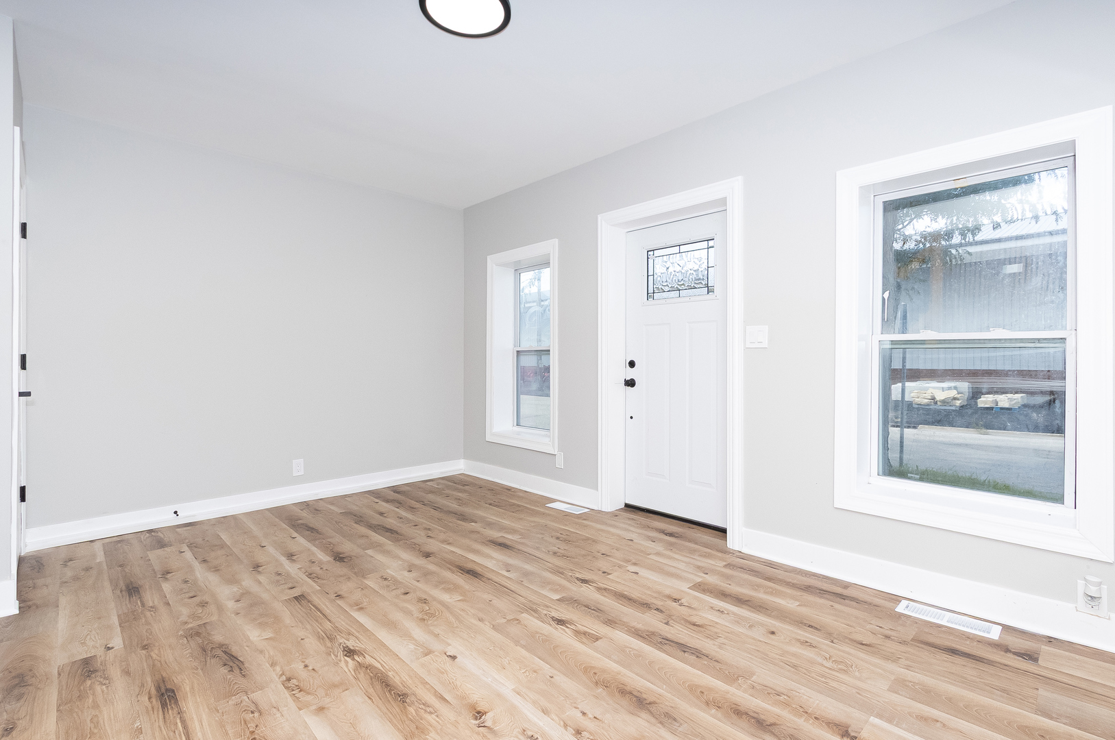 201 W John Street Property Photo 5