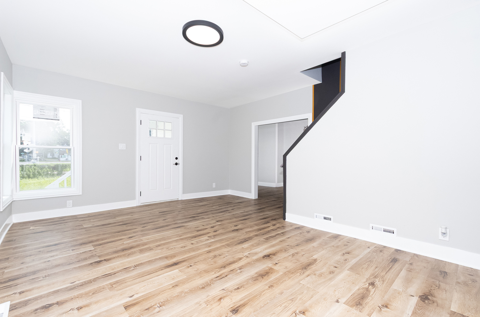 201 W John Street Property Photo 6