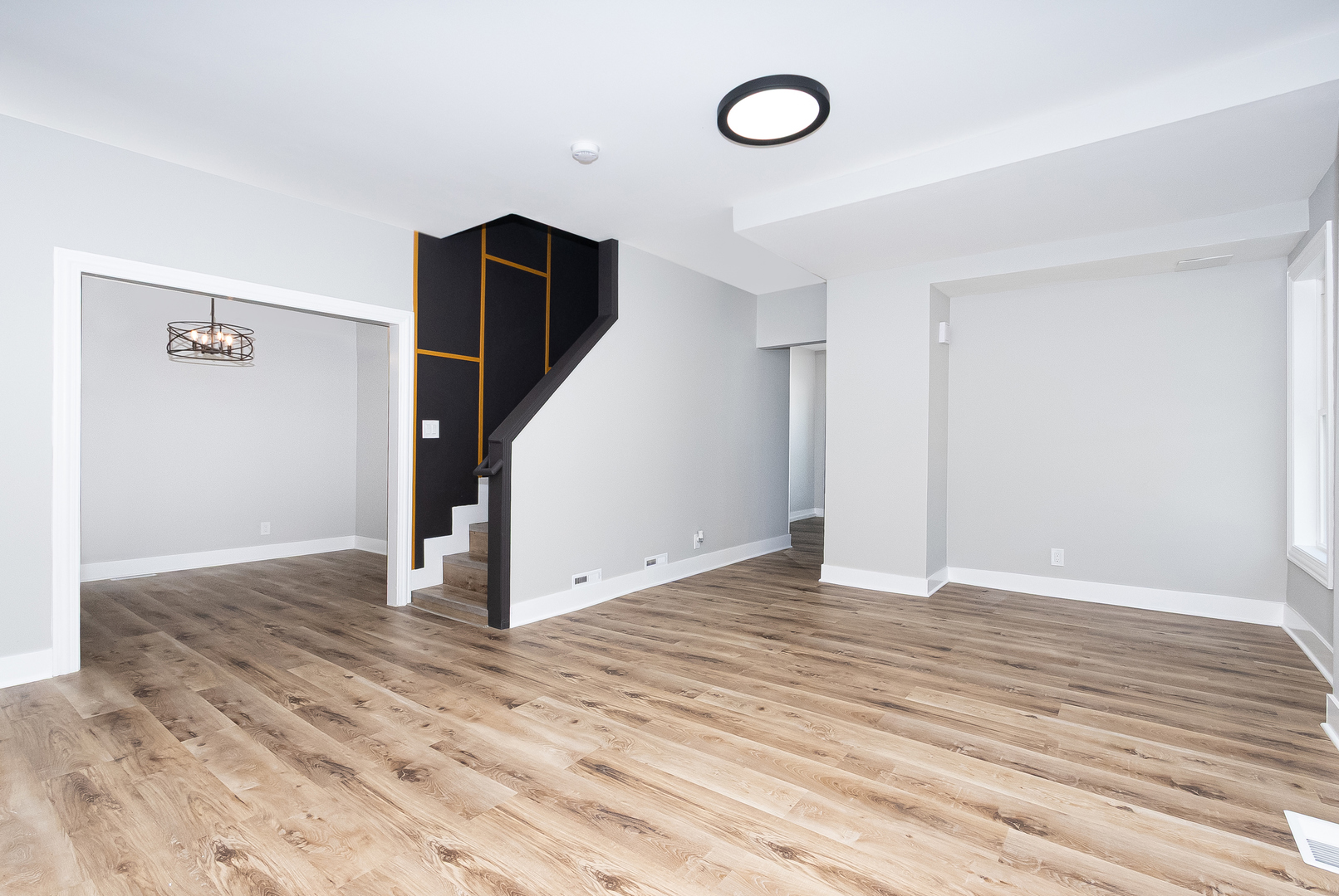 201 W John Street Property Photo 7