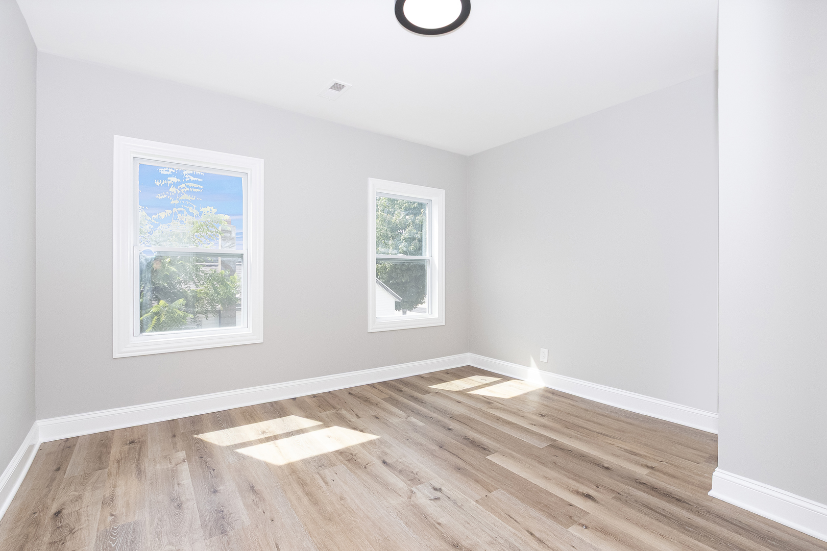 201 W John Street Property Photo 16