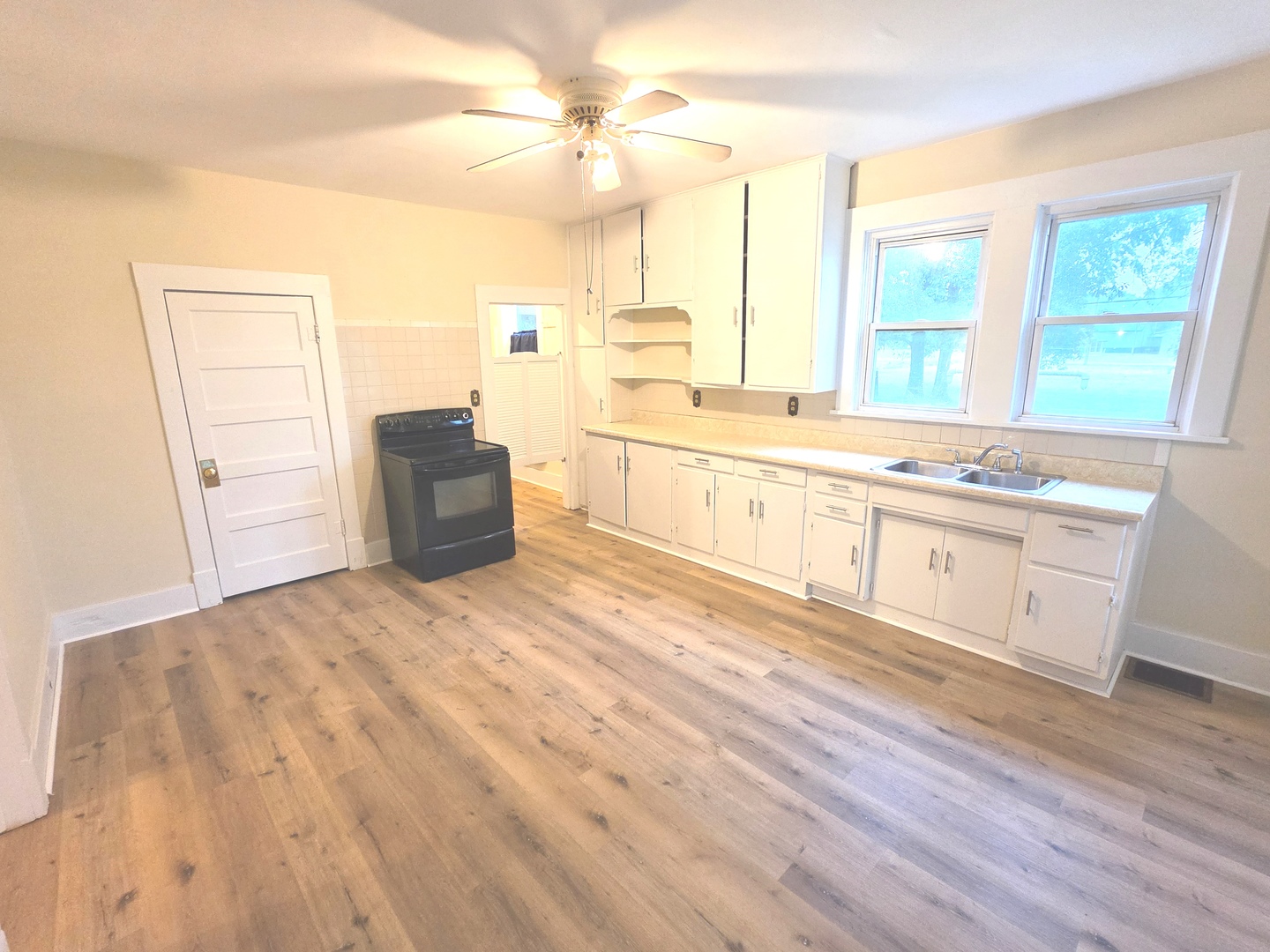 1204 N Dawley Street Property Photo 8