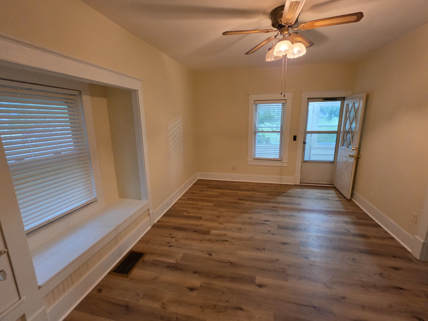 1204 N Dawley Street Property Photo 18
