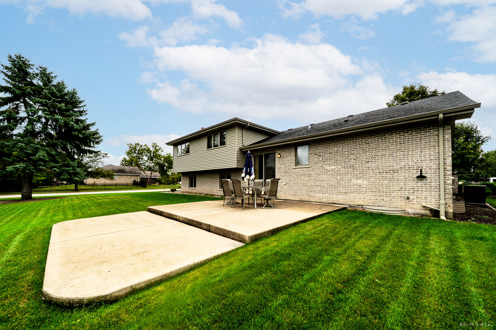 10708 Willow Avenue Property Photo 4
