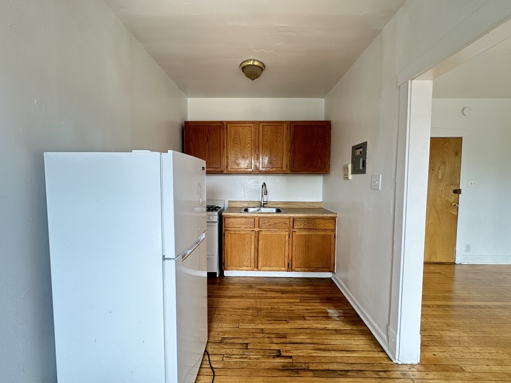 2432 N Linden Place 305 Property Photo 3
