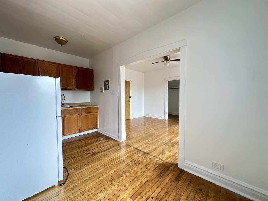 2432 N Linden Place 305 Property Photo 6