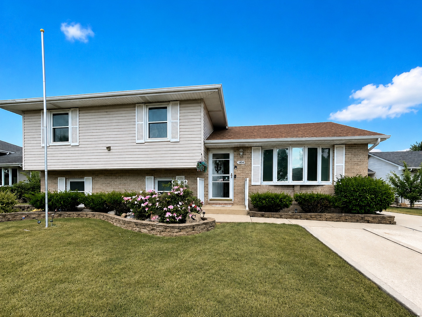 1414 Howland Drive Property Photo 1
