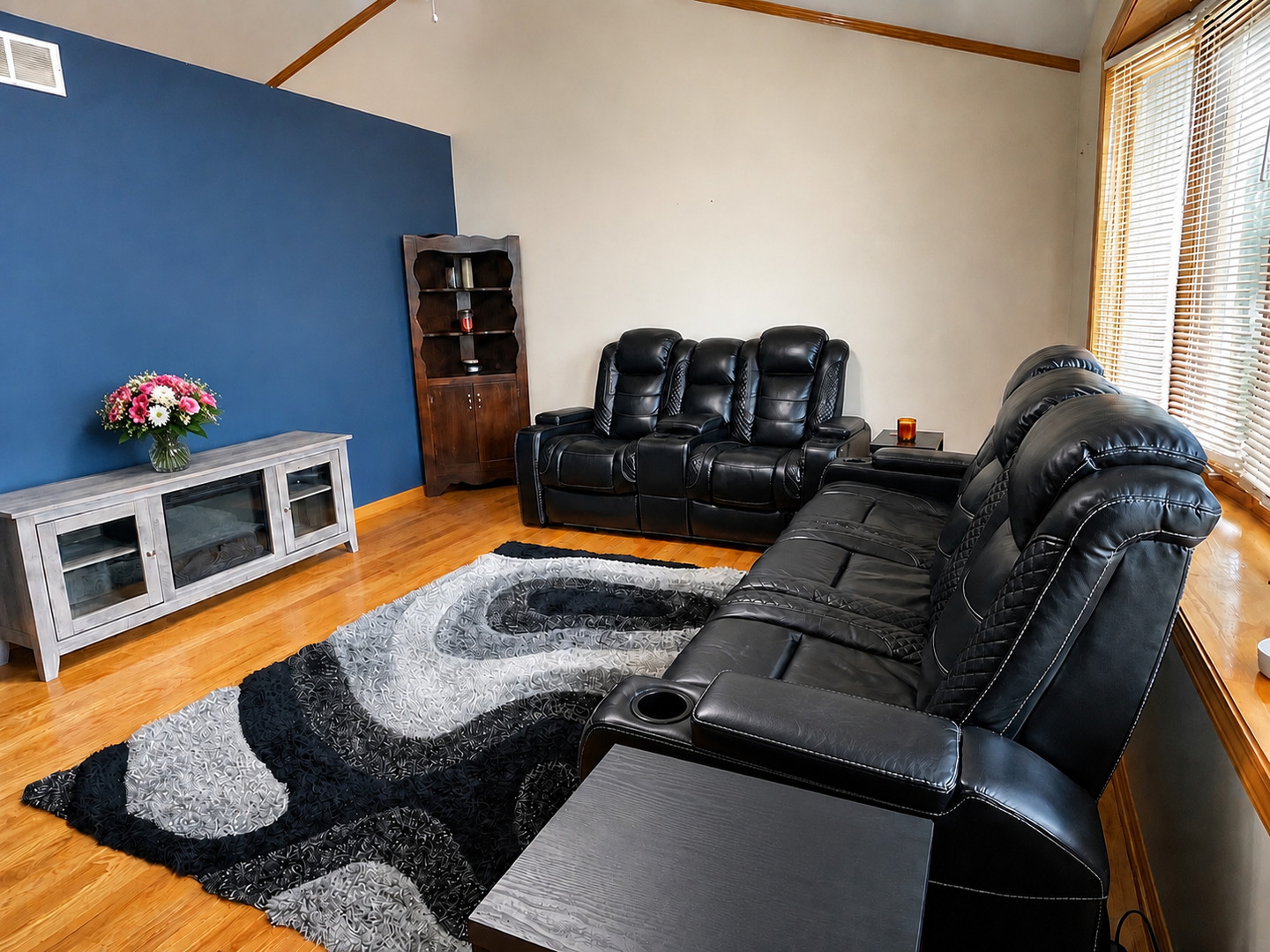 1414 Howland Drive Property Photo 4