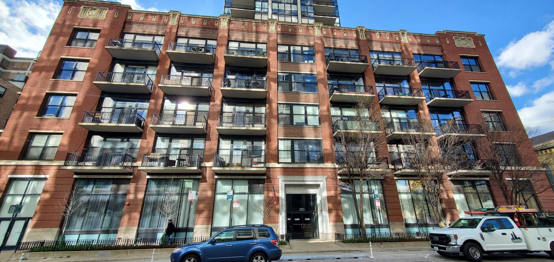 210 S Desplaines Street 512 Property Photo 1