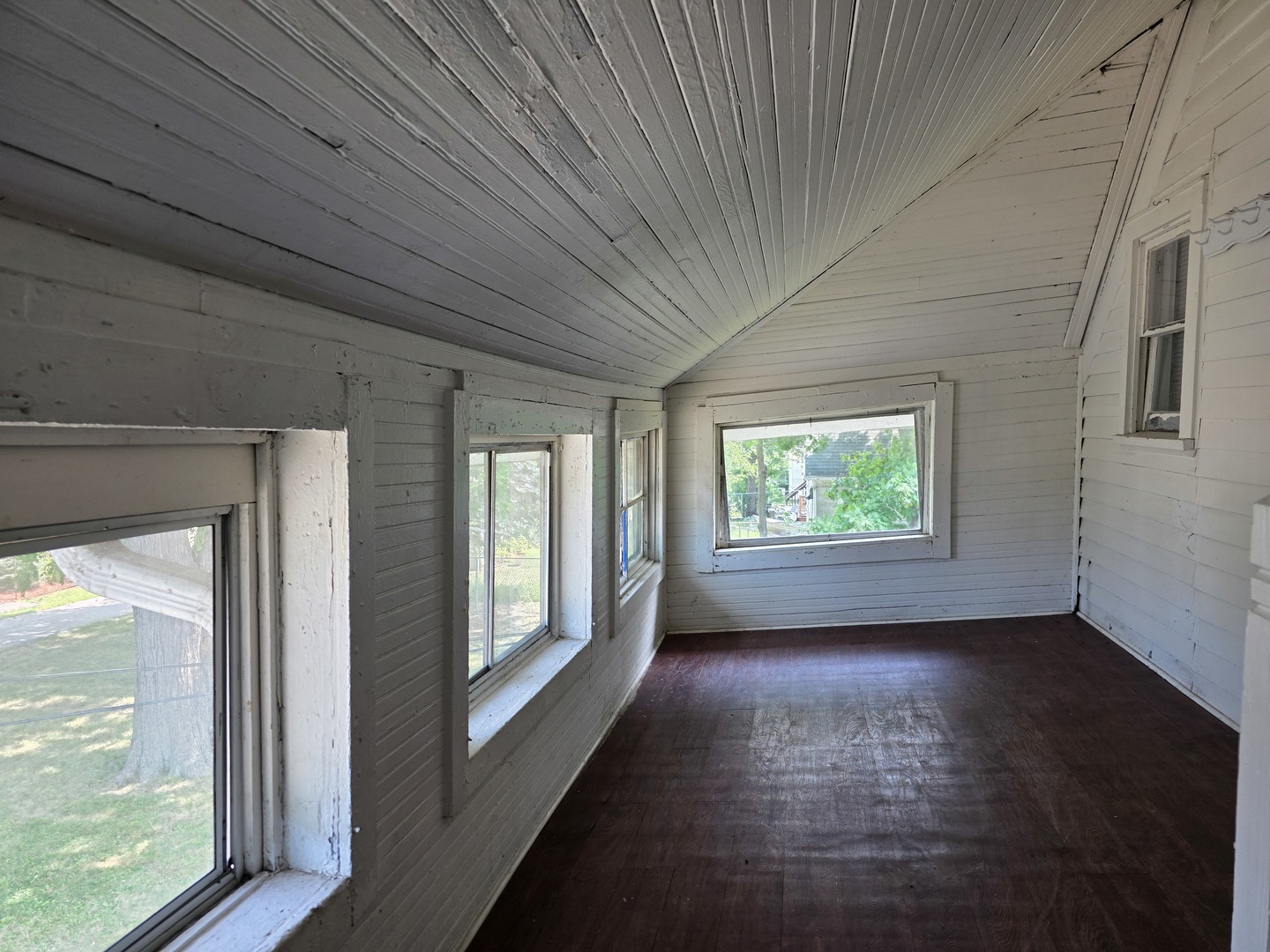 1801 Victoria Avenue 2 Property Photo 3