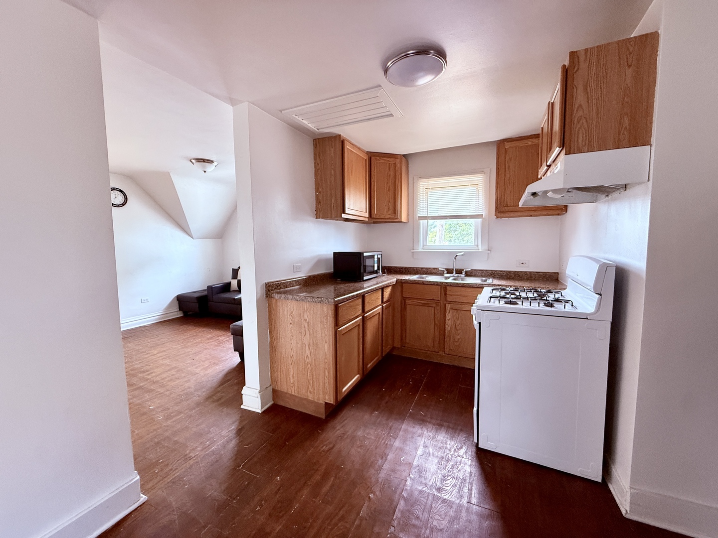 1801 Victoria Avenue 2 Property Photo 6