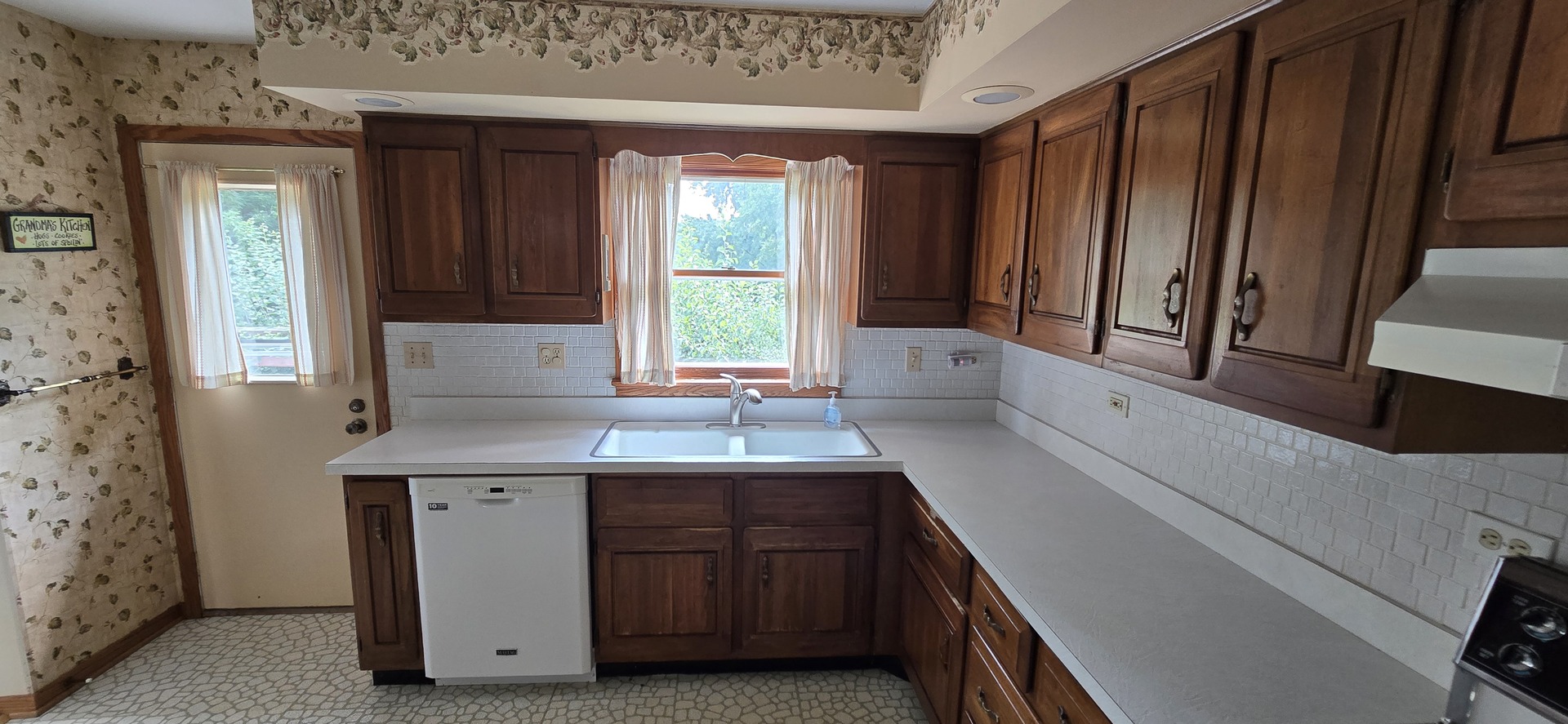 12135 Hillcrest Drive Property Photo 4