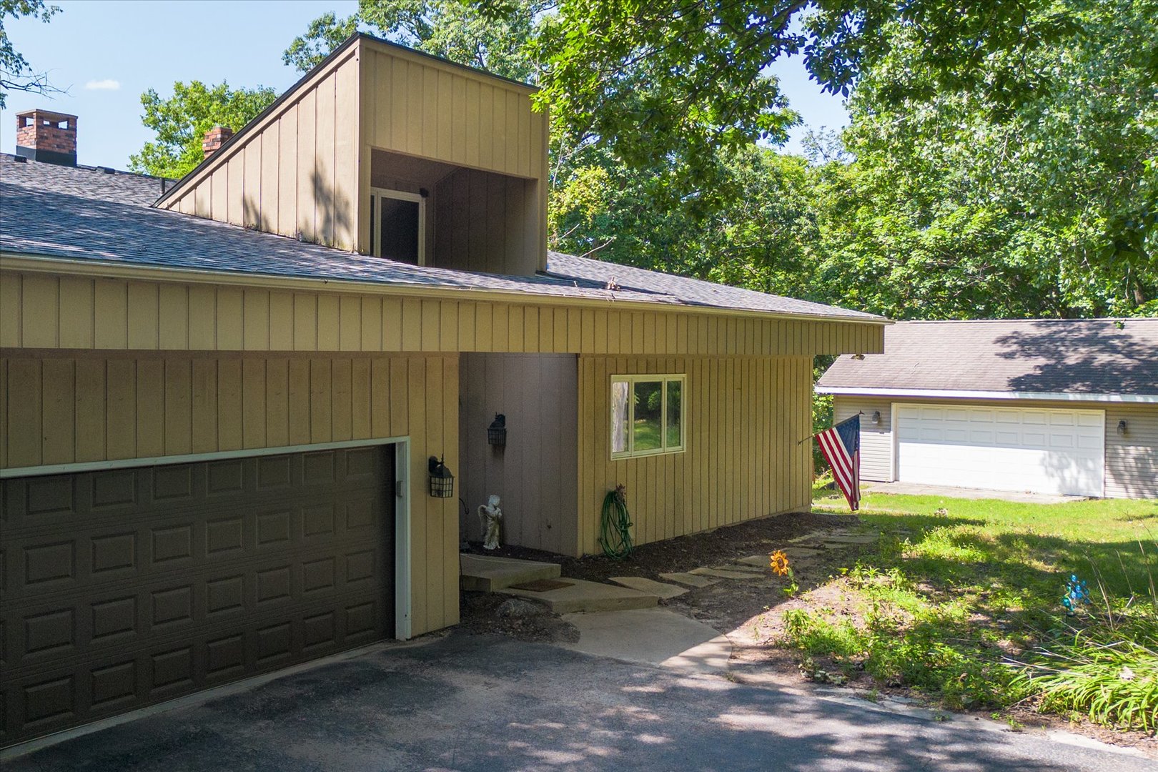 605 Sherwood Glen Property Photo 2