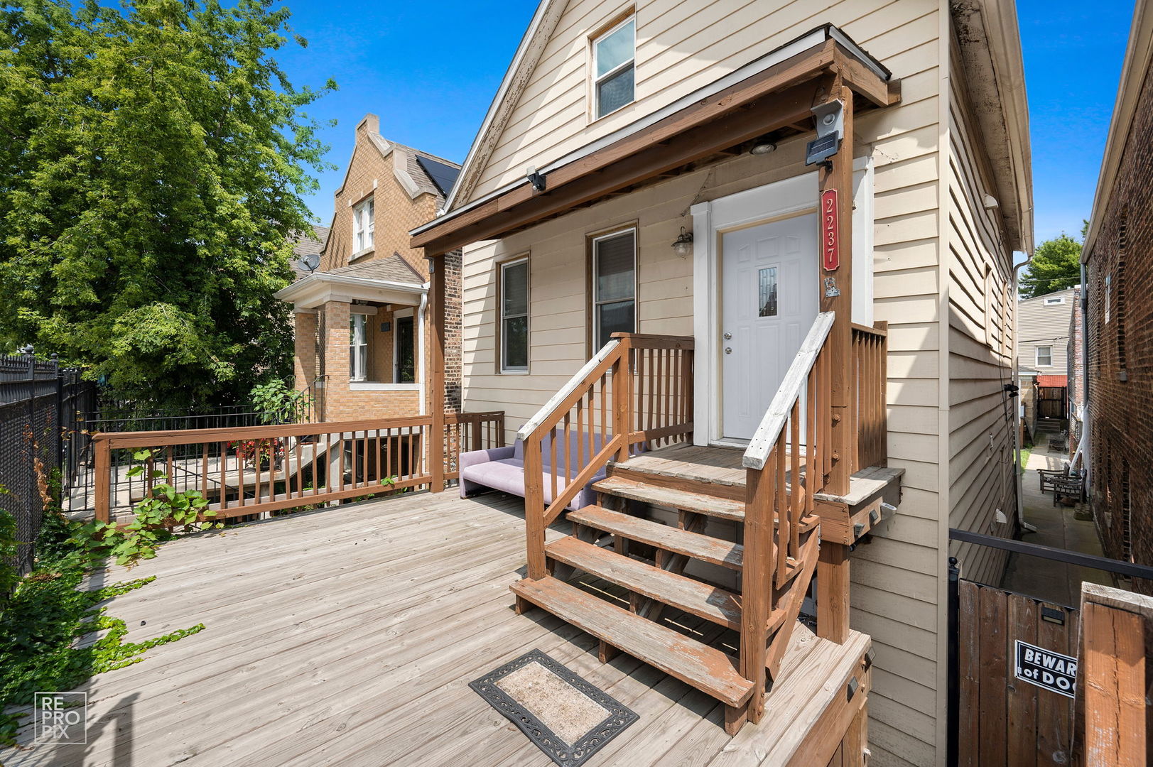 2237 S Oakley Avenue Property Photo 2