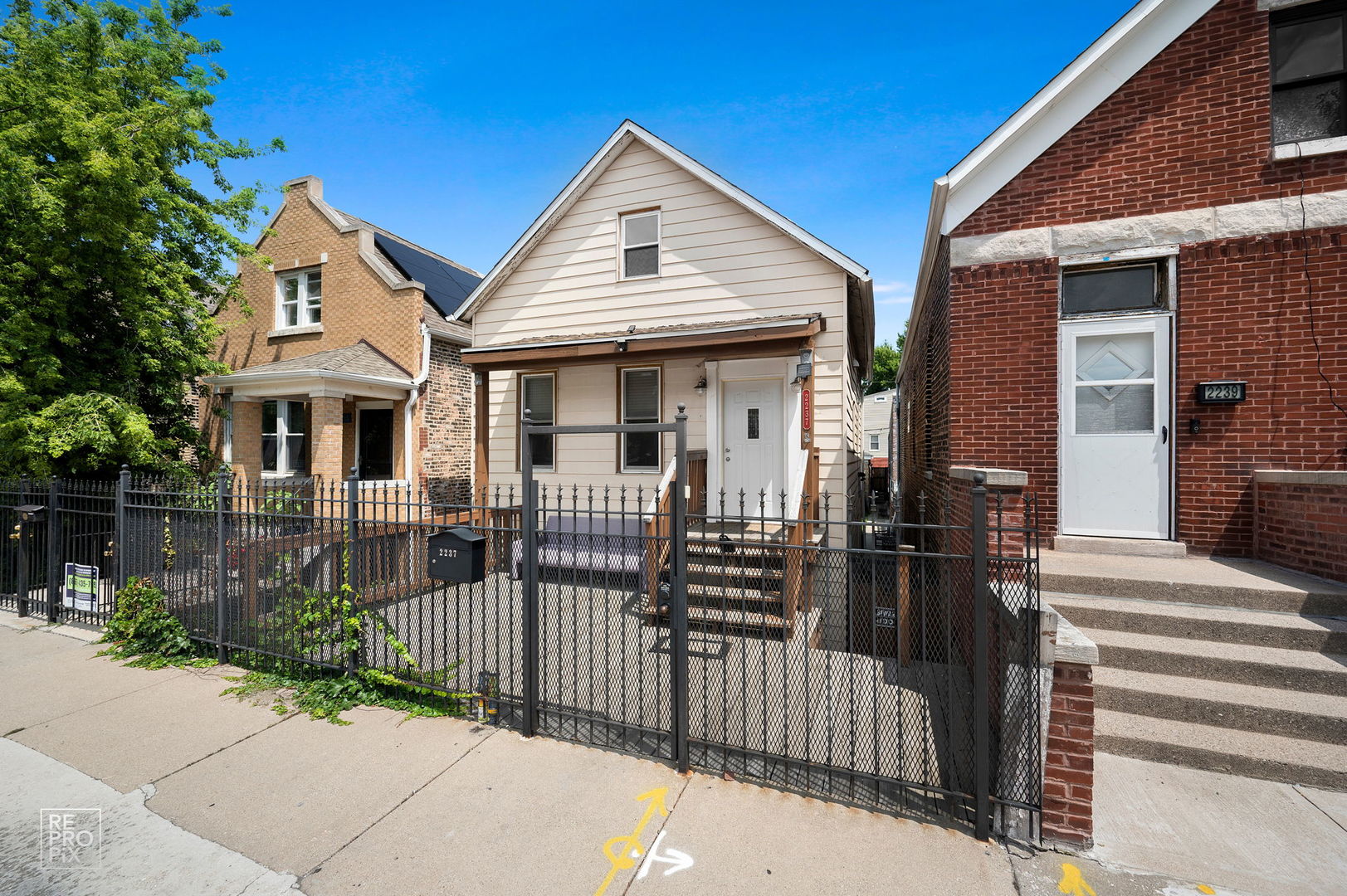 2237 S Oakley Avenue Property Photo 6