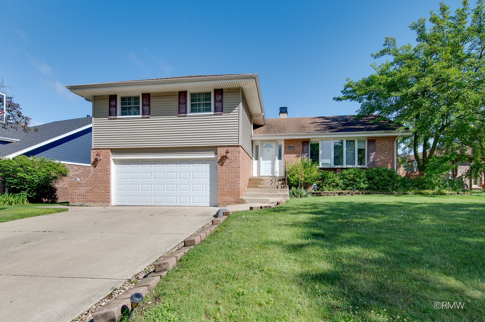 1233 N Hickory Trail