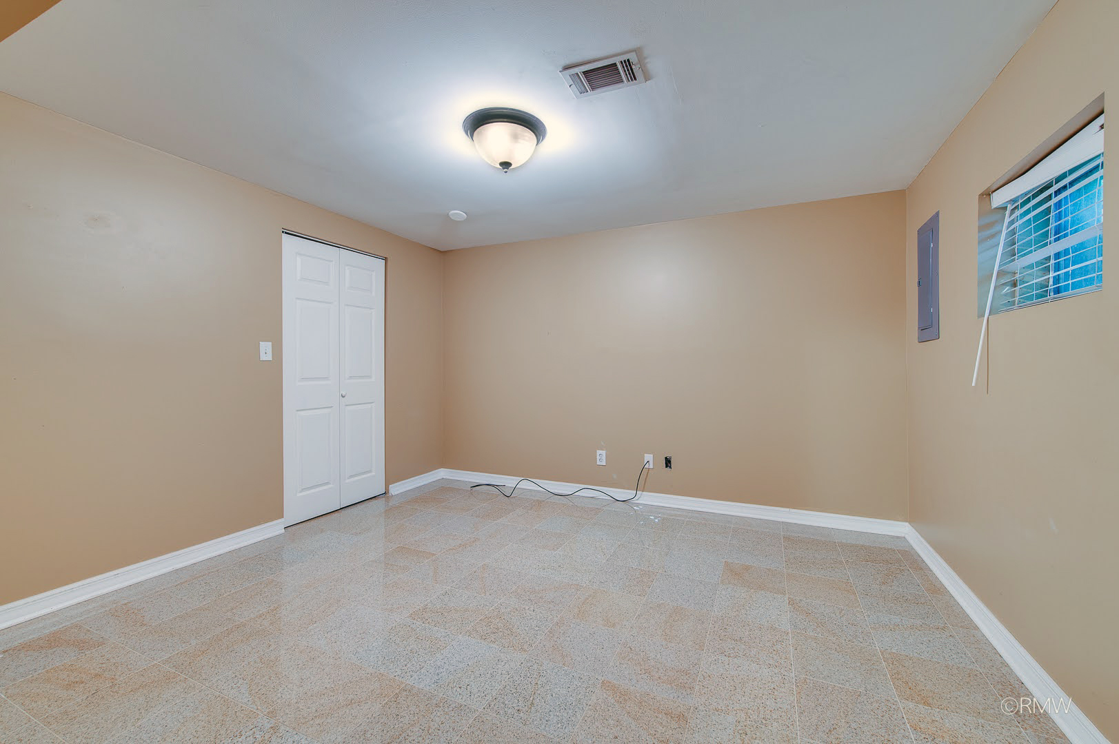 1233 N Hickory Trail Property Photo 30