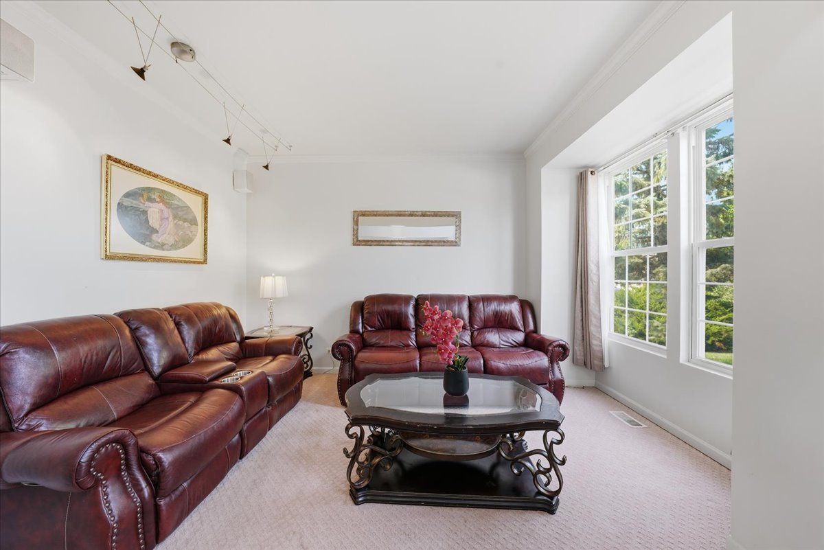663 Huntington Boulevard Property Photo 4