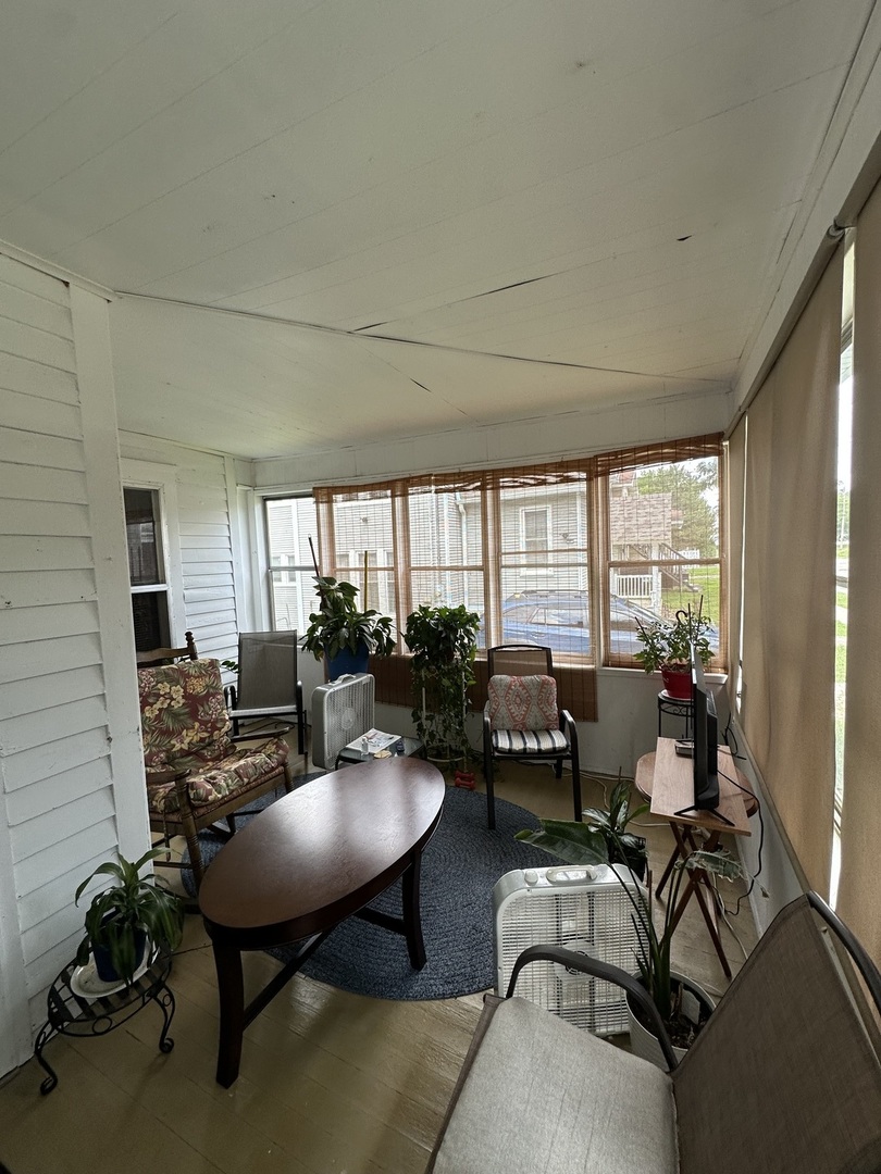 110 S Forest Avenue Property Photo 4
