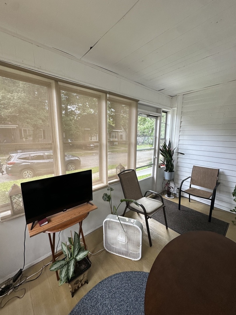110 S Forest Avenue Property Photo 6