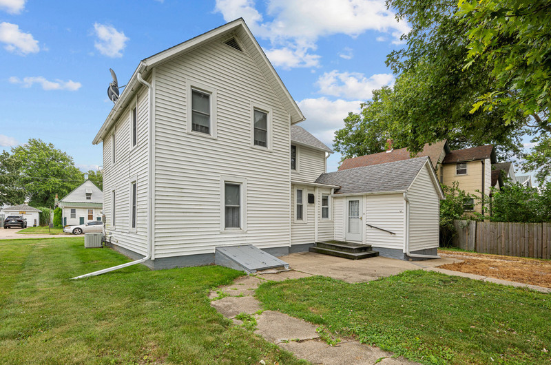 819 N Elm Street Property Photo 4
