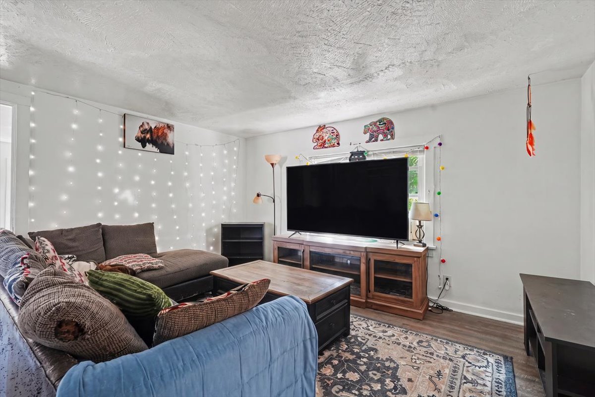 1207 S Main Street Property Photo 7
