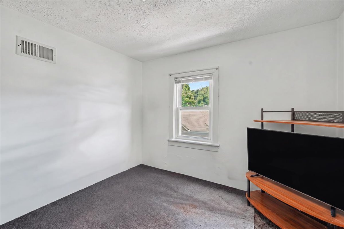 1207 S Main Street Property Photo 15